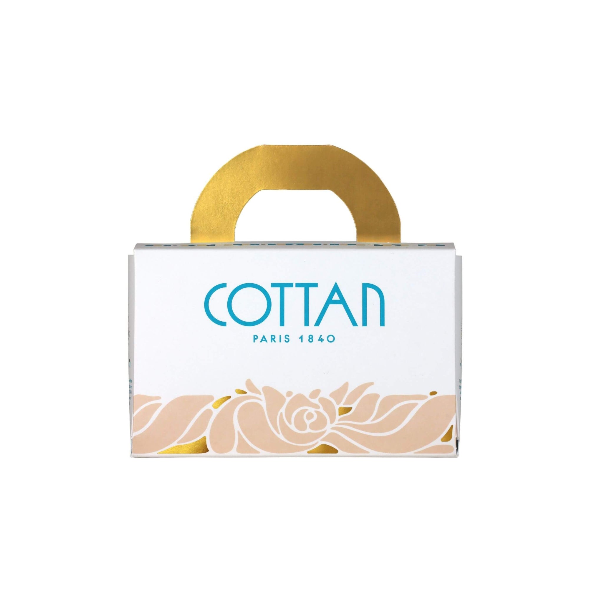 Gros plan sur le coffret cadeau COTTAN "Rituel Arsène" pour le soin du visage en format voyage, vue de face. L'avant de la boîte blanche est décoré d'une rose dorée et du logo bleu COTTAN, symbolisant la riche histoire et le luxe de la marque.